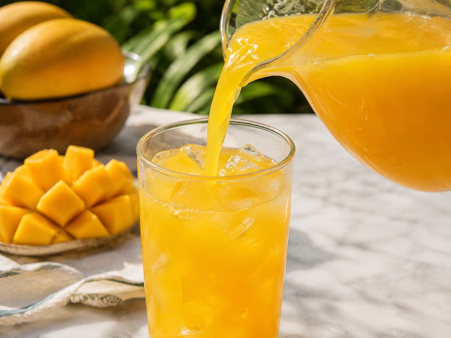 _Pouring mango agua fresca